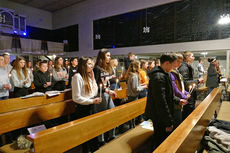 Firmvorbereitung mit Tauferinnerungsgottesdienst in St. Maria, Wolfhagen (Foto: Karl-Franz Thiede)